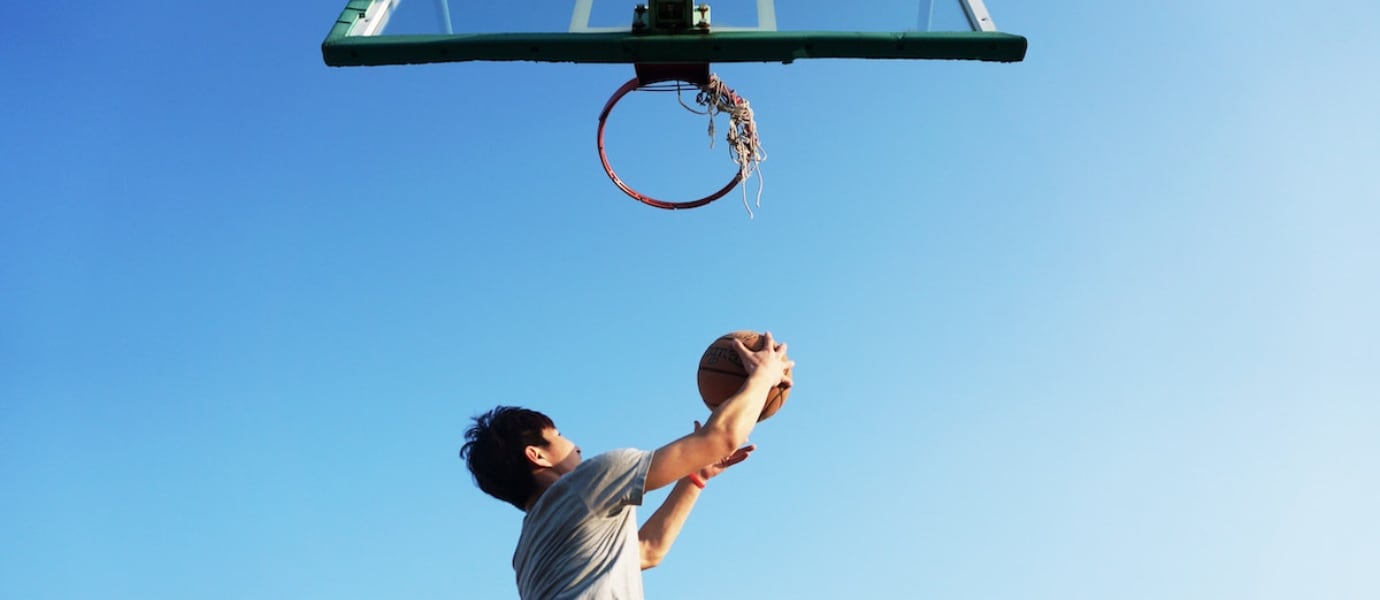 muz-basketball-krasne-pocasi-obloha